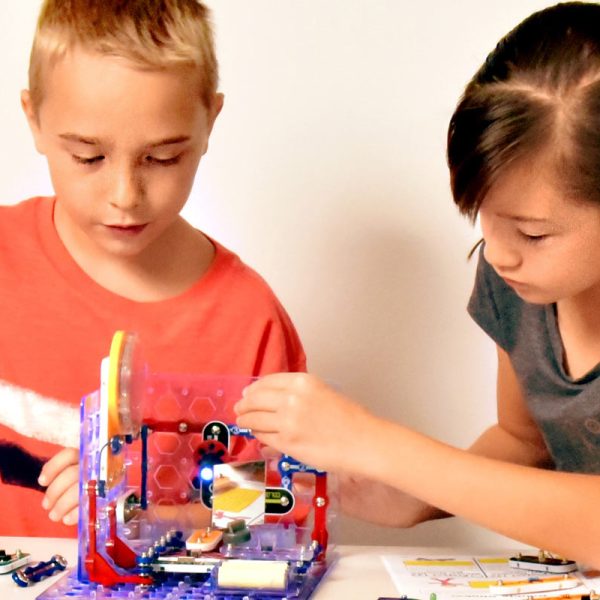 kids-playing-snap-circ@2x